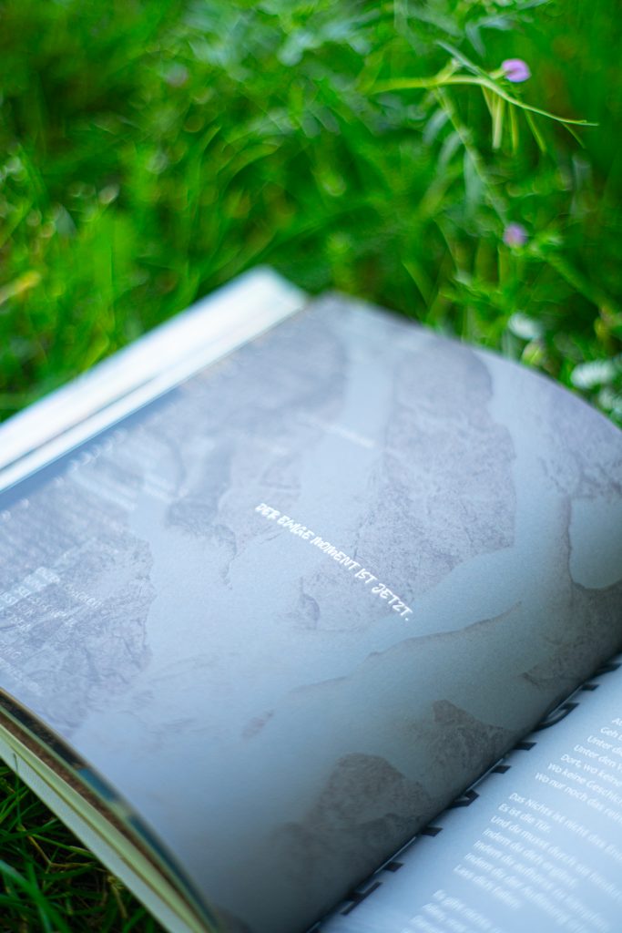 Aufgeschlagenes Journal im Gras