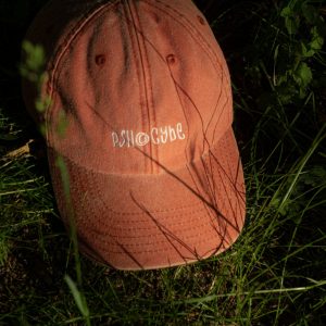 PSILOCYBE Cap in Vintage Orange mit weißer Stickerei im Gras