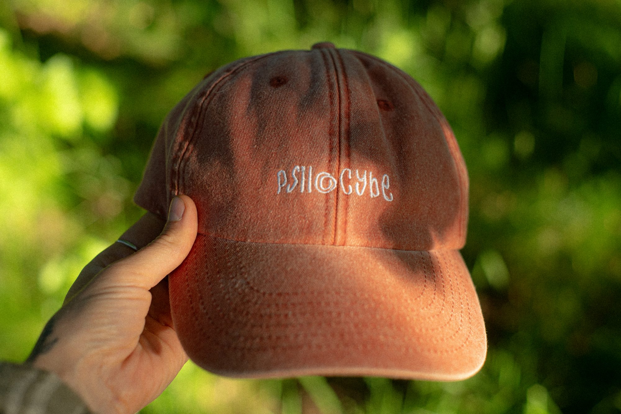 Bestickte PSILOCYBE Vintage Cap von der Seite, weiße Stickerei gut lesbar